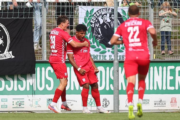 Chemie Leipzig - Zwickau Regionalliga Nordost Leipzig, 12.09.2026, Alfred-Kunze-Sportpark, Fußball, Männer, Saison 2026 2027, Regionalliga Nordost, 8. Spieltag, BSG Chemie Leipzig - FSV Zwickau , Im Bild: Tor für Zwickau, Torjubel nach dem 0:1, Torschütze Paul-Philipp Besong (17, Zwickau) ,