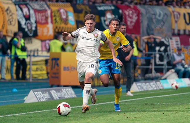 Deutschland: Fussball 2. Bundesliga 2026 2027, 5. Spieltag- Eintracht Braunschweig - Dynamo Dresden - Eintracht-Stadion (Braunschweig): im Zweikampf Jakob Lemmer (Dynamo Dresden, 10) Junior ZÃ Junior Ze (Eintracht Braunschweig, 19) *** Germany Soccer 2. Bundesliga 2026–2027, Matchday 5: Eintracht Braunschweig vs. Dynamo Dresden at Eintracht Stadium Braunschweig—Jakob Lemmer (Dynamo Dresden) and Junior Zà Junior Ze (Eintracht Braunschweig) in a tackle, 19 Copyright: xAymanxAlahmedx