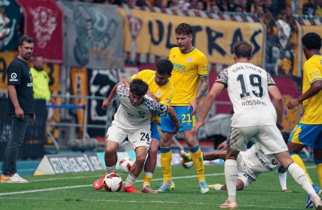 Deutschland: Fussball 2. Bundesliga 2026 2027, 5. Spieltag- Eintracht Braunschweig - Dynamo Dresden - Eintracht-Stadion (Braunschweig): im Zweikampf Patrice ÄaoviÄ‡ Patrice Covic (Dynamo Dresden, 24) Mehmet AydÄ±n Mehmet Aydin (Eintracht Braunschweig, 8) *** Germany Soccer 2. Bundesliga 2026–2027, Matchday 5: Eintracht Braunschweig vs. Dynamo Dresden at Eintracht Stadium, Braunschweig—Patrice ÄaoviÄ‡ and Patrice Covic of Dynamo Dresden in a tackle, 24; Mehmet AydÄ±n of Eintracht Braunschweig, 8 Copyright: xAymanxAlahmedx