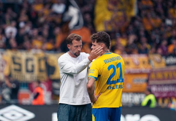 Deutschland: Fussball 2. Bundesliga 2026 2027, 5. Spieltag- Eintracht Braunschweig - Dynamo Dresden - Eintracht-Stadion (Braunschweig): Umarmung Geste, Gestik, Emotion Lars Kornetka (Trainer Eintracht Braunschweig) Kevin Ehlers (Eintracht Braunschweig, 21) *** Germany Soccer 2. Bundesliga 2026–2027, Matchday 5: Eintracht Braunschweig vs. Dynamo Dresden, Eintracht Stadium Braunschweig, hug, gesture, emotion, Lars Kornetka, coach of Eintracht Braunschweig, Kevin Ehlers, Eintracht Braunschweig, 21 Copyright: xAymanxAlahmedx