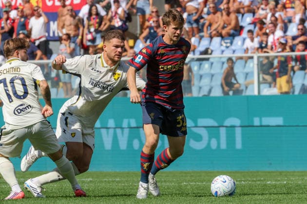 Genoa™s Morten Frendrup fights for the ball with Frosinone s Gabriele Calvani during the Serie A soccer match between Genoa and Frosinone at the Luigi Ferraris Stadium in Genoa, Italy - Saturday, September 12, 2026. - Soccer .  Copyright: xTanoxPecoraro LaPressex