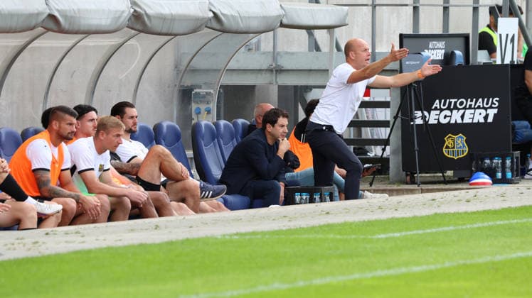 12.09.2026, xrekx, Fussball 3.Liga, 1.FC Saarbruecken - FC Ingolstadt 04 v.l. Argirios Giannikis Trainer (1.FC Saarbruecken) Markus Thiele Sportvorstand (1.FC Saarbruecken) gibt Anweisungen, gestikuliert, mit den Armen gestikulieren gives instructions, gesticulate Saarbruecken