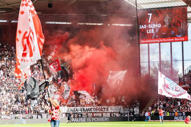 MAINZ, GERMANY - SEPTEMBER 12: Fans of Frankfurt burn flares during the Bundesliga match between 1. FSV Mainz 05 vs. Eintracht Frankfurt at MEWA Arena on matchday 3 of the 1. Bundesliga on September 12, 2026 in Mainz, Germany. DFL REGULATIONS PROHIBIT ANY USE OF PHOTOGRAPHS AS IMAGE SEQUENCES AND OR QUASI-VIDEO. Rhineland-Palatinate Germany Copyright: xStephanxHahnex