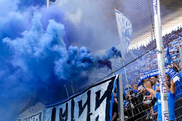 Die Fans der TSG 1899 Hoffenheim zünden in der Fankurve Pyrotechnik, Stimmung im Stadion, Atmosphäre, Pyro, Pyros, Ultras, Zuschauer, Fanblock, Chaoten, Bengalo, Bengalos, Feuerwerk, flare, 12.09.2026, Sinsheim (Deutschland), Fussball, Bundesliga, TSG 1899 Hoffenheim - VfB Stuttgart, DFB DFL REGULATIONS PROHIBIT ANY USE OF PHOTOGRAPHS AS IMAGE SEQUENCES AND OR QUASI-VIDEO. *** TSG 1899 Hoffenheim fans set off pyrotechnics in the fan section; stadium atmosphere; pyro; Ultras; spectators; fan block; troublemakers; Bengalo; Bengalos; fireworks; flare; September 12, 2026, Sinsheim, Germany, soccer, Bundesliga, TSG 1899 Hoffenheim vs. VfB Stuttgart, DFB and DFL regulations prohibit any use of photographs as image sequences and or quasi-video xozx