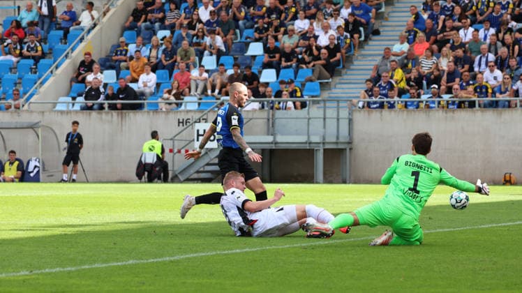12.09.2026, xrekx, Fussball 3.Liga, 1.FC Saarbruecken - FC Ingolstadt 04 v.l. Philip Fahrner (1.FC Saarbruecken) Lars Lokotsch (FC Ingolstadt 04) Matteo Bignetti (1.FC Saarbruecken) Zweikampf, Aktion, action, battle for the ball Saarbruecken