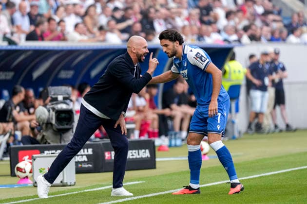 v.li.: Christian Ilzer (Trainer, Cheftrainer, Hoffenheim), Leon Avdullahu (Hoffenheim, 7), im Gespräch, Diskussion auf dem Spielfeld, Action, Aktion, Spielszene, gibt Anweisungen, gestikuliert, mit den Armen gestikulieren, 12.09.2026, Sinsheim (Deutschland), Fussball, Bundesliga, TSG 1899 Hoffenheim - VfB Stuttgart, DFB DFL REGULATIONS PROHIBIT ANY USE OF PHOTOGRAPHS AS IMAGE SEQUENCES AND OR QUASI-VIDEO. *** v li Christian Ilzer, Coach, Head Coach, Hoffenheim; Leon Avdullahu, Hoffenheim, 7; in conversation; discussion on the field; action; game scene; giving instructions; gesturing; gesturing with his arms; September 12, 2026, Sinsheim, Germany, soccer, Bundesliga, TSG 1899 Hoffenheim vs. VfB Stuttgart, DFB and DFL regulations prohibit any use of photographs as image sequences and or quasi-video xozx