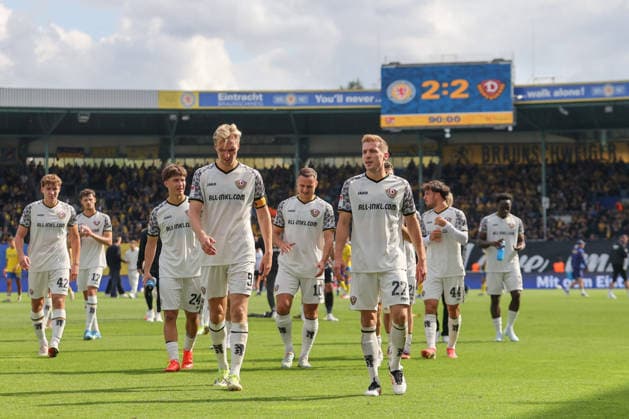 12.09.2026, xtgx, Fussball 2. Bundesliga, Eintracht Braunschweig - SG Dynamo Dresden, v.l. Dresden Bedankt sich bei den Fans enttaeuscht, enttäuscht, schaut enttaeuscht, niedergeschlagen, disappointed (DFL DFB REGULATIONS PROHIBIT ANY USE OF PHOTOGRAPHS as IMAGE SEQUENCES and or QUASI-VIDEO) Braunschweig *** September 12, 2026, xtgx, Soccer 2. Bundesliga, Eintracht Braunschweig vs. SG Dynamo Dresden, from left: Dresden thanks the fans; disappointed, looks disappointed, dejected, disappointed; DFL DFB REGULATIONS PROHIBIT ANY USE OF PHOTOGRAPHS as IMAGE SEQUENCES and or QUASI-VIDEO; Braunschweig