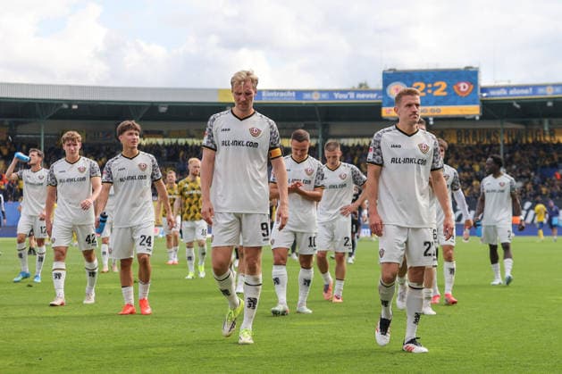 12.09.2026, xtgx, Fussball 2. Bundesliga, Eintracht Braunschweig - SG Dynamo Dresden, v.l. Dresden Bedankt sich bei den Fans enttaeuscht, enttäuscht, schaut enttaeuscht, niedergeschlagen, disappointed (DFL DFB REGULATIONS PROHIBIT ANY USE OF PHOTOGRAPHS as IMAGE SEQUENCES and or QUASI-VIDEO) Braunschweig *** September 12, 2026, xtgx, Soccer 2. Bundesliga, Eintracht Braunschweig vs. SG Dynamo Dresden, from left: Dresden thanks the fans; disappointed, looks disappointed, dejected, disappointed; DFL DFB REGULATIONS PROHIBIT ANY USE OF PHOTOGRAPHS as IMAGE SEQUENCES and or QUASI-VIDEO; Braunschweig