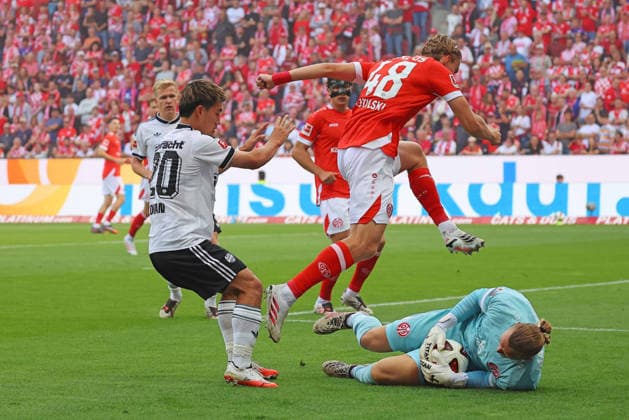 Mainz, Deutschland 12. September 2026: 1. BL - 2026 2027 - Sp. 3 - 1. FSV Mainz 05 gegen Eintracht Frankfurt Im Bild: v.li. beim Kampf um den Ball: Ritsu Doan (Frankfurt), Kacper Potulski (FSV) und Torwart Robin Zentner (FSV). DFL regulations prohibit any use of photographs as image sequences and or quasi-video Mewa Arena Rheinland - Pfalz *** Mainz, Germany, September 12, 2026, Bundesliga 1, 2026–2027, Matchday 3, 1: FSV Mainz 05 vs. Eintracht Frankfurt. Pictured from left, battling for the ball: Ritsu Doan (Frankfurt), Kacper Potulski (FSV) and goalkeeper Robin Zentner (FSV). DFL regulations prohibit any use of photographs as image sequences and or quasi-video. Mewa Arena, Rhineland-Palatinate Copyright: xFotostandx xRacochax