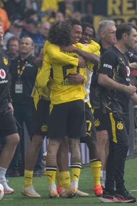 Fabio Silva (Dortmund 21) jubelt nach dem Tor zum 1:0 mit der Mannschaft 12.09.2026 ¢ Fussball ¢ Borussia Dortmund vs SC Paderborn 07, Signal Iduna Park, Dortmund, DFB DFL REGULATIONS PROHIBIT ANY USE OF PHOTOGRAPHS AS IMAGE SEQUENCES AND OR QUASI-VIDEO *** Fabio Silva of Dortmund (21) celebrates with his teammates after scoring the 1-0 goal on September 12, 2026 ¢ Soccer ¢ Borussia Dortmund vs. SC Paderborn 07, Signal Iduna Park, Dortmund, DFB and DFL regulations prohibit any use of photographs as image sequences and or quasi-video Copyright: xpepphotox xSaschaxWeizx pep00321, pep_20260912_sw