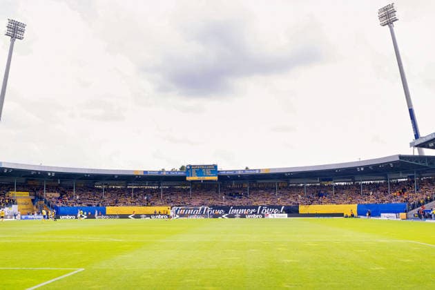 Deutschland, Braunschweig, Eintracht Stadion an der Hamburger Straße, 12.09.2026, Eintracht Braunschweig vs. SG Dynamo Dresden, Eintracht Braunschweig vs. SG Dynamo Dresden, Braunschweiger Kurve hisst das Einmal Loewe immer Loewe Banner für den waehrend der ersten Halbzeit verstorbenen Fan, Photo by Eibner-Pressefoto Tino Henschel Eintracht Braunschweig vs. SG Dynamo Dresden, Fussball, 2. Bundesliga, 5. Spieltag, Spielzeit 2026 2027, 12.09.2026 Braunschweig *** Germany, Braunschweig, Eintracht Stadium on Hamburger Straße, September 12, 2026, Eintracht Braunschweig vs. SG Dynamo Dresden, Eintracht Braunschweig vs. SG Dynamo Dresden, the Braunschweig fan section raises the Once a Loewe, Always a Loewe banner in memory of the fan who passed away during the first half, Photo by Eibner Pressefoto Tino Henschel Eintracht Braunschweig vs. SG Dynamo Dresden, soccer, 2. Bundesliga, Matchday 5, 2026–2027 season, September 12, 2026, Braunschweig Copyright: xEibner-Pressefoto TinoxHenschelx EP_THL