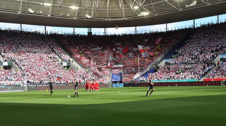 Sinsheim , Fußball Bundesliga TSG 1899 Hoffenheim vs. VfB Stuttgart , Stuttgarter Fans , alle in Weiß Rot *** Sinsheim, Bundesliga soccer: TSG 1899 Hoffenheim vs. VfB Stuttgart, Stuttgart fans, all dressed in white and red