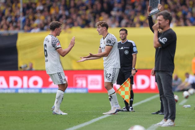 12.09.2026, xtgx, Fussball 2. Bundesliga, Eintracht Braunschweig - SG Dynamo Dresden, v.l. Nicolai Rapp (Dresden, 6), Friedrich Müller (Dresden, 42) Einwechslung, Wechsel Auswechslung, Wechsel (DFL DFB REGULATIONS PROHIBIT ANY USE OF PHOTOGRAPHS as IMAGE SEQUENCES and or QUASI-VIDEO) Braunschweig *** September 12, 2026, xtgx, Soccer 2. Bundesliga, Eintracht Braunschweig vs. SG Dynamo Dresden, from left: Nicolai Rapp (Dresden), 6, Friedrich Müller (Dresden), 42 Substitution, Substitution Out, Substitution DFL DFB REGULATIONS PROHIBIT ANY USE OF PHOTOGRAPHS as IMAGE SEQUENCES and or QUASI-VIDEO Braunschweig