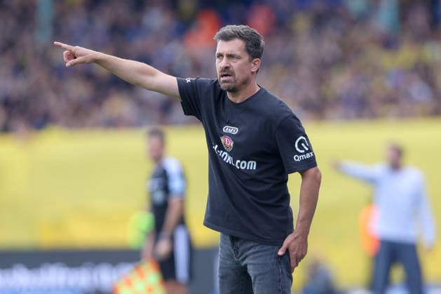 12.09.2026, xtgx, Fussball 2. Bundesliga, Eintracht Braunschweig - SG Dynamo Dresden, v.l. Thomas Stamm (Dresden, Trainer) gibt Anweisungen, gestikuliert mit den Armen, gesticulate, gives instructions (DFL DFB REGULATIONS PROHIBIT ANY USE OF PHOTOGRAPHS as IMAGE SEQUENCES and or QUASI-VIDEO) Braunschweig *** September 12, 2026, xtgx, Soccer, 2nd Bundesliga, Eintracht Braunschweig vs. SG Dynamo Dresden, from left: Thomas Stamm (Dresden), coach giving instructions, gesturing with his arms, gesticulate, gives instructions DFL DFB REGULATIONS PROHIBIT ANY USE OF PHOTOGRAPHS as IMAGE SEQUENCES and or QUASI-VIDEO Braunschweig