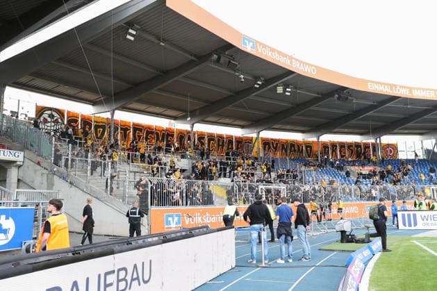 12.09.2026, xtgx, Fussball 2. Bundesliga, Eintracht Braunschweig - SG Dynamo Dresden, v.l. Dresdens Fans haben den Gästeblock mit Tapete gestaltet, tapeziert (DFL DFB REGULATIONS PROHIBIT ANY USE OF PHOTOGRAPHS as IMAGE SEQUENCES and or QUASI-VIDEO) Braunschweig *** September 12, 2026, xtgx, Soccer 2. Bundesliga, Eintracht Braunschweig vs. SG Dynamo Dresden; from left: Dresden fans have decorated the visitors section with wallpaper; wallpapered DFL DFB REGULATIONS PROHIBIT ANY USE OF PHOTOGRAPHS as IMAGE SEQUENCES and or QUASI-VIDEO Braunschweig
