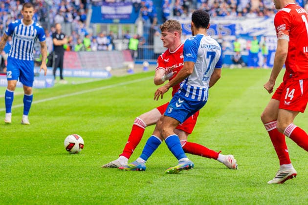 Deutschland: 2.Bundesliga, Saison 2026 2027, 12.09.2026, 5. Spieltag,1.FC Magdeburg vs 1. FC Kaiserslautern, Avnet Arena : Herbert Bockhorn (1.FC Magdeburg, 7) im Zweikampf gegen Alex Murphy (1. FC Kaiserslautern, 3) *** Germany 2. Bundesliga, 2026–2027 Season, September 12, 2026, Matchday 5, 1. FC Magdeburg vs. 1. FC Kaiserslautern, Avnet Arena Herbert Bockhorn, 1. FC Magdeburg’s No. 7 in a duel with Alex Murphy of 1. FC Kaiserslautern, No. 3 Copyright: xMichellexLukax