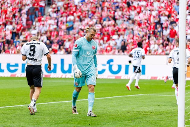 MAINZ, GERMANY - SEPTEMBER 12: Can Uzun (Eintracht Frankfurt, 42) celebrates scoring his team s first goal with teammates; former Mainz player Jonathan Burkardt (Eintracht Frankfurt, 9) with the assist not to celebrate during the Bundesliga match between 1. FSV Mainz 05 vs. Eintracht Frankfurt at MEWA Arena on matchday 3 of the 1. Bundesliga on September 12, 2026 in Mainz, Germany. DFL REGULATIONS PROHIBIT ANY USE OF PHOTOGRAPHS AS IMAGE SEQUENCES AND OR QUASI-VIDEO. Rhineland-Palatinate Germany Copyright: xStephanxHahnex