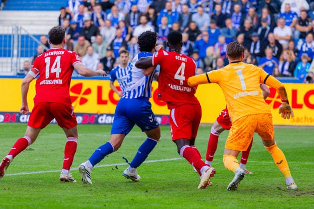 Deutschland: 2.Bundesliga, Saison 2026 2027, 12.09.2026, 5. Spieltag,1.FC Magdeburg vs 1. FC Kaiserslautern, Avnet Arena : Anselmo Garcia MacNulty (1.FC Magdeburg, 3) im Zweikampf gegen Maxwell Gyamfi (1. FC Kaiserslautern, 4), Julian Krahl (1. FC Kaiserslautern, 1) *** Germany 2. Bundesliga, 2026–2027 Season, September 12, 2026, Matchday 5, 1. FC Magdeburg vs. 1. FC Kaiserslautern, Avnet Arena Anselmo Garcia MacNulty 1. FC Magdeburg, 3, in a tackle against Maxwell Gyamfi 1. FC Kaiserslautern, 4, Julian Krahl 1. FC Kaiserslautern, 1 Copyright: xMichellexLukax