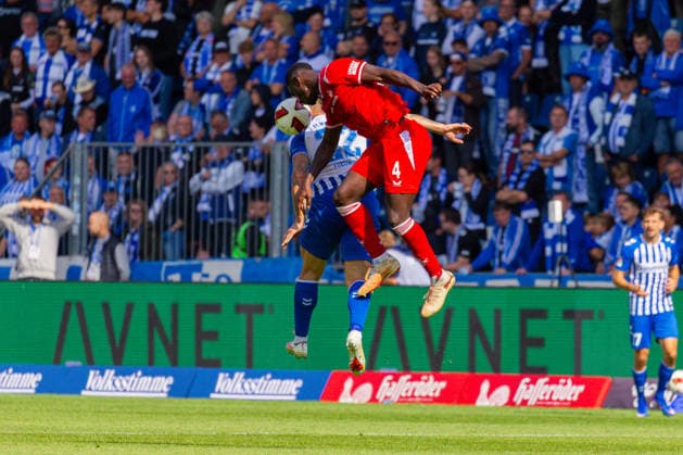 Deutschland: 2.Bundesliga, Saison 2026 2027, 12.09.2026, 5. Spieltag,1.FC Magdeburg vs 1. FC Kaiserslautern, Avnet Arena : Maxwell Gyamfi (1. FC Kaiserslautern, 4) im Kopfball Duell gegen Mateusz Zukowski (1.FC Magdeburg, 22) *** Germany 2. Bundesliga, 2026–2027 Season, September 12, 2026, Matchday 5, 1. FC Magdeburg vs. 1. FC Kaiserslautern, Avnet Arena: Maxwell Gyamfi (1. FC Kaiserslautern) scored the 4th goal in a header duel against Mateusz Zukowski (1. FC Magdeburg), 22 Copyright: xMichellexLukax