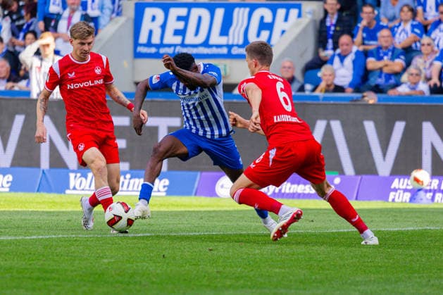 Deutschland: 2.Bundesliga, Saison 2026 2027, 12.09.2026, 5. Spieltag,1.FC Magdeburg vs 1. FC Kaiserslautern, Avnet Arena : Moritz-Broni Kwarteng (1.FC Magdeburg, 10) im Zweikampf gegen Fabian Kunze (1. FC Kaiserslautern, 6) *** Germany 2. Bundesliga, 2026–2027 Season, September 12, 2026, Matchday 5, 1. FC Magdeburg vs. 1. FC Kaiserslautern, Avnet Arena: Moritz Broni Kwarteng (1. FC Magdeburg) challenges Fabian Kunze (1. FC Kaiserslautern) in a tackle, 6 Copyright: xMichellexLukax