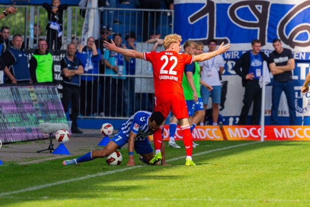 Deutschland: 2.Bundesliga, Saison 2026 2027, 12.09.2026, 5. Spieltag,1.FC Magdeburg vs 1. FC Kaiserslautern, Avnet Arena : Mika Haas (1. FC Kaiserslautern, 22),Herbert Bockhorn (1.FC Magdeburg, 7) Geste, Gestik, Emotion *** Germany 2. Bundesliga, 2026–2027 Season, September 12, 2026, Matchday 5, 1 FC Magdeburg vs. 1 FC Kaiserslautern, Avnet Arena: Mika Haas (1 FC Kaiserslautern), 22; Herbert Bockhorn (1 FC Magdeburg), 7; Gestures, Body Language, Emotion Copyright: xMichellexLukax