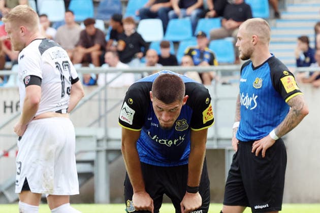 12.09.2026, xrekx, Fussball 3.Liga, 1.FC Saarbruecken - FC Ingolstadt 04 v.l. Lars Lokotsch (FC Ingolstadt 04) Mladen Cvjetinovic (1.FC Saarbruecken) Philip Fahrner (1.FC Saarbruecken) enttaeuscht, enttäuscht, schaut enttaeuscht, niedergeschlagen, disappointed Saarbruecken