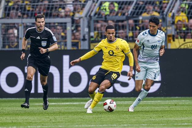 DORTMUND - Ethan Nwaneri of Borussia Dortmund battles for possession with Santiago Castaneda of SC Paderborn 07 during the Bundesliga match between Borussia Dortmund and SC Paderborn 07 at Signal Iduna Park on September 12, 2026, in Dortmund, Germany. MARCEL TER BALS ANP Bundesliga 2026 27 xVIxANPxSportx xMarcelxterxBalsxIVx 568292374 originalFilename: 568292374.jpg