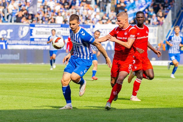 Deutschland: 2.Bundesliga, Saison 2026 2027, 12.09.2026, 5. Spieltag,1.FC Magdeburg vs 1. FC Kaiserslautern, Avnet Arena : Mateusz Zukowski (1.FC Magdeburg, 22) im Zweikampf gegen Jan Elvedi (1. FC Kaiserslautern, 33) *** Germany 2. Bundesliga, 2026–2027 Season, September 12, 2026, Matchday 5, 1. FC Magdeburg vs. 1. FC Kaiserslautern, Avnet Arena: Mateusz Zukowski (1. FC Magdeburg, No. 22) in a tackle against Jan Elvedi (1. FC Kaiserslautern, No. 33) Copyright: xMichellexLukax