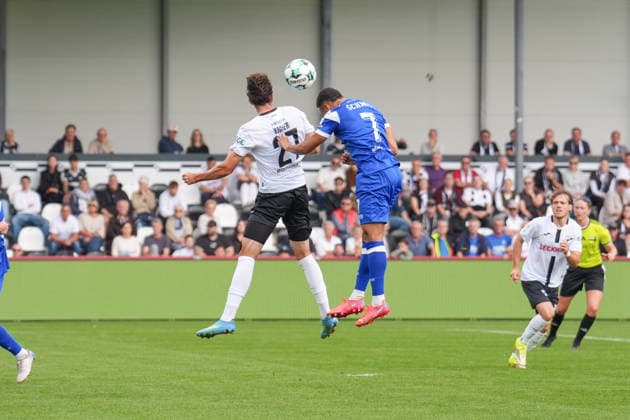 Deutschland: Fussball, 3. Liga, 5. Spieltag, Sportclub Arena Verl, SC Verl vs. SV Meppen: Oliver Schmitt (SV Meppen, 7) im Luftduell mit Felix Vogler (SC Verl, 27) Copyright: xMichelxWittex