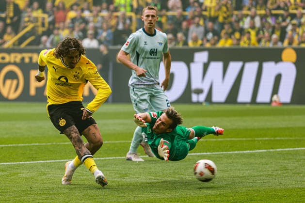 1. Bundesliga - Borussia Dortmund - SC Paderborn am 12.09.2026 im Signal Iduna Park in Dortmund Fabio Silva (Dortmund 21) erzielt gegen Torwart Nahuel Noll (Paderborn 15) das Tor zum 1zu 0 *** 1 Bundesliga: Borussia Dortmund vs. SC Paderborn on September 12, 2026, at Signal Iduna Park in Dortmund. Fabio Silva (Dortmund, No. 21) scored the 1-0 goal against goalkeeper Nahuel Noll (Paderborn, No. 15). MH