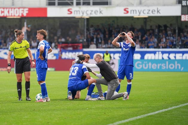 Deutschland: Fussball, 3. Liga, 5. Spieltag, Sportclub Arena Verl, SC Verl vs. SV Meppen: Stefan Rankic (SV Meppen, 33) muss mit einer Platzwunde behandelt werden, kann aber weiterspielen erstmal. Copyright: xMichelxWittex