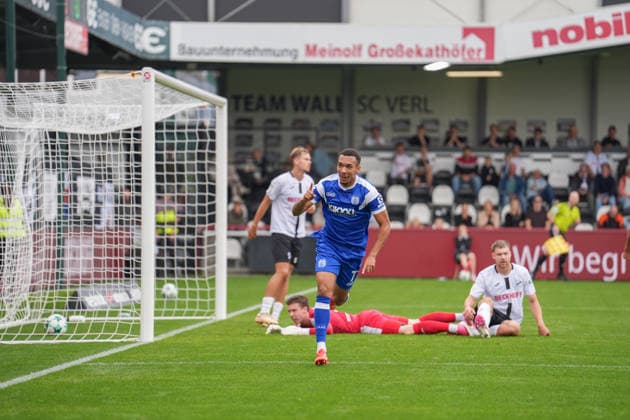 Deutschland: Fussball, 3. Liga, 5. Spieltag, Sportclub Arena Verl, SC Verl vs. SV Meppen: Oliver Schmitt (SV Meppen, 7) Tor zum 1:0 für den SV Meppen. Jubel, Freude. Copyright: xMichelxWittex
