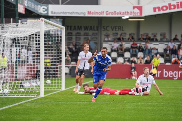 Deutschland: Fussball, 3. Liga, 5. Spieltag, Sportclub Arena Verl, SC Verl vs. SV Meppen: Oliver Schmitt (SV Meppen, 7) Tor zum 1:0 für den SV Meppen. Jubel, Freude. Copyright: xMichelxWittex