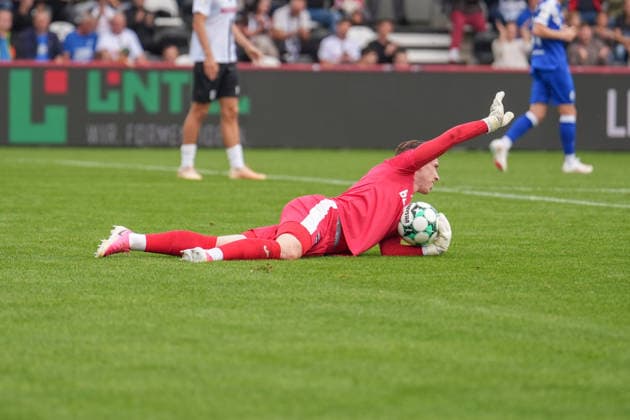Deutschland: Fussball, 3. Liga, 5. Spieltag, Sportclub Arena Verl, SC Verl vs. SV Meppen: Timo Schlieck (SC Verl, 1) zeigt an, dass er verletzt ist. Copyright: xMichelxWittex