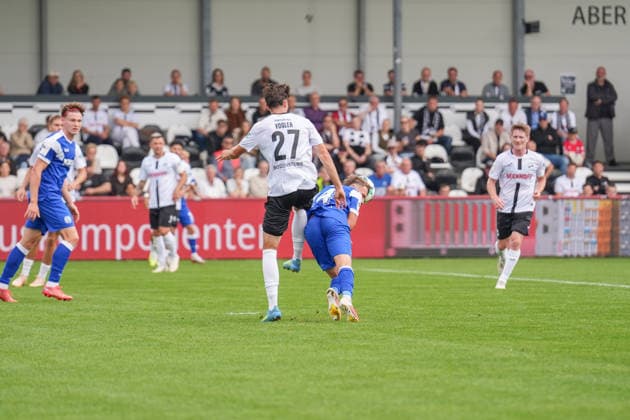 Deutschland: Fussball, 3. Liga, 5. Spieltag, Sportclub Arena Verl, SC Verl vs. SV Meppen: Felix Vogler (SC Verl, 27) trifft Thorben Deters (SV Meppen, 14) fast am Kopf. Copyright: xMichelxWittex