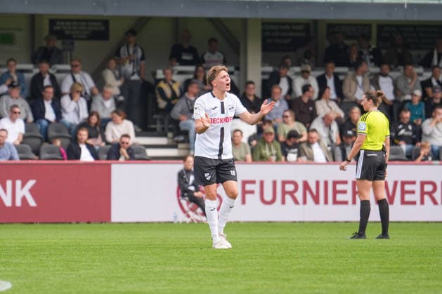 Deutschland: Fussball, 3. Liga, 5. Spieltag, Sportclub Arena Verl, SC Verl vs. SV Meppen: Fabian Wessig (SC Verl, 18) ist unzufrieden, sauer. Copyright: xMichelxWittex