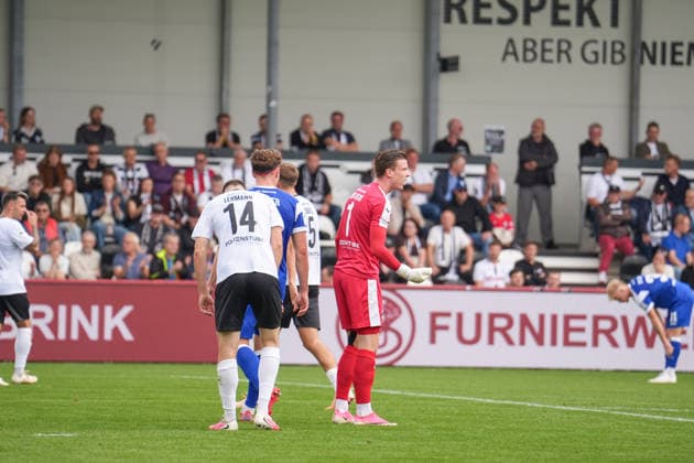 Deutschland: Fussball, 3. Liga, 5. Spieltag, Sportclub Arena Verl, SC Verl vs. SV Meppen: Timo Schlieck (SC Verl, 1) ist sauer auf seine Mannschaft. Copyright: xMichelxWittex