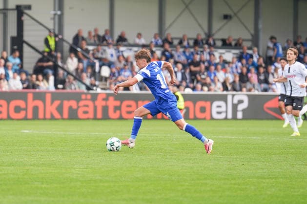 Deutschland: Fussball, 3. Liga, 5. Spieltag, Sportclub Arena Verl, SC Verl vs. SV Meppen: Torschuss Thorben Deters (SV Meppen, 14) Copyright: xMichelxWittex
