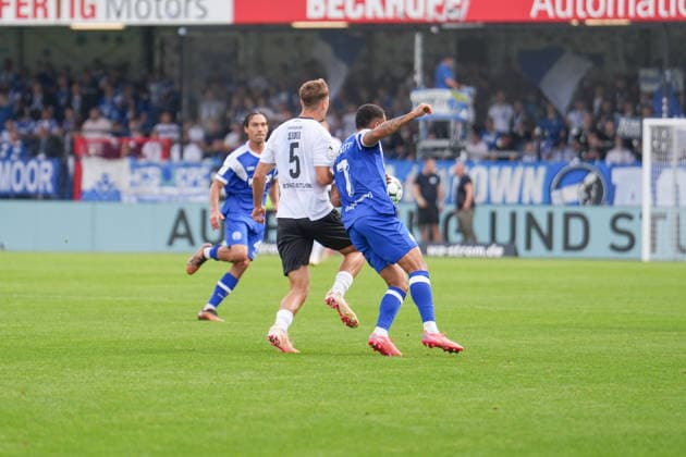 Deutschland: Fussball, 3. Liga, 5. Spieltag, Sportclub Arena Verl, SC Verl vs. SV Meppen: Oliver Schmitt (SV Meppen, 7) gegen Nick Seidel (SC Verl, 5) Copyright: xMichelxWittex