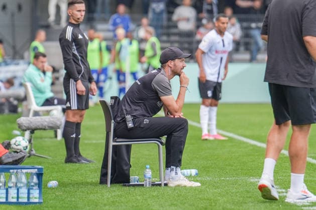 Deutschland: Fussball, 3. Liga, 5. Spieltag, Sportclub Arena Verl, SC Verl vs. SV Meppen: Steffen Puttkammer (Co-Trainer, SV Meppen) bleibt ruhig. Copyright: xMichelxWittex