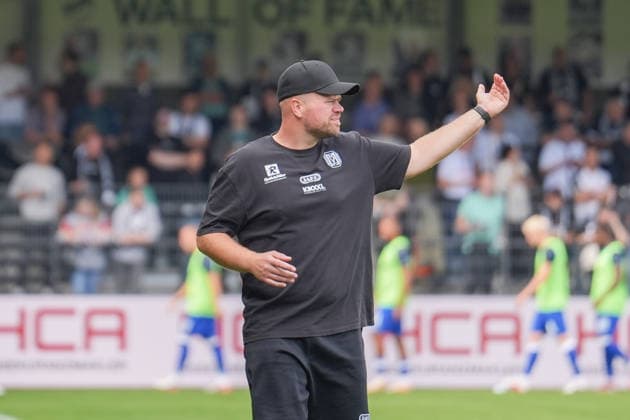 Deutschland: Fussball, 3. Liga, 5. Spieltag, Sportclub Arena Verl, SC Verl vs. SV Meppen: Lucas Beniermann (Trainer, SV Meppen) gibt Anweisungen. Copyright: xMichelxWittex