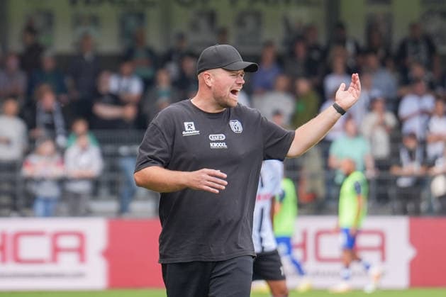 Deutschland: Fussball, 3. Liga, 5. Spieltag, Sportclub Arena Verl, SC Verl vs. SV Meppen: Lucas Beniermann (Trainer, SV Meppen) gibt Anweisungen. Copyright: xMichelxWittex