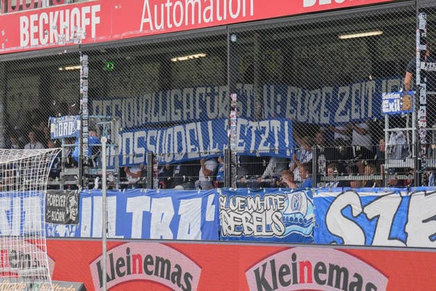 Deutschland: Fussball, 3. Liga, 5. Spieltag, Sportclub Arena Verl, SC Verl vs. SV Meppen: Regionalliga, Kompassmodell, Spruchband. Copyright: xMichelxWittex