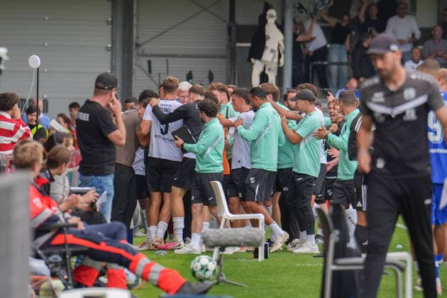 Deutschland: Fussball, 3. Liga, 5. Spieltag, Sportclub Arena Verl, SC Verl vs. SV Meppen: Tor von Janne Berner (SC Verl, 34) zum 2:1 für Verl. Jubel, Freude mit Orest Shala (Trainer, SC Verl). Copyright: xMichelxWittex