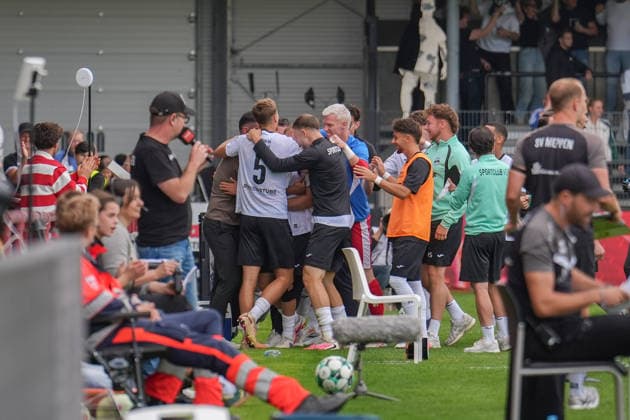 Deutschland: Fussball, 3. Liga, 5. Spieltag, Sportclub Arena Verl, SC Verl vs. SV Meppen: Tor von Janne Berner (SC Verl, 34) zum 2:1 für Verl. Jubel, Freude mit Orest Shala (Trainer, SC Verl). Copyright: xMichelxWittex