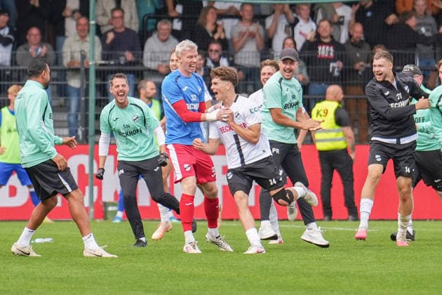 Deutschland: Fussball, 3. Liga, 5. Spieltag, Sportclub Arena Verl, SC Verl vs. SV Meppen: Tor von Janne Berner (SC Verl, 34) zum 2:1 für Verl. Jubel, Freude mit Orest Shala (Trainer, SC Verl). Copyright: xMichelxWittex