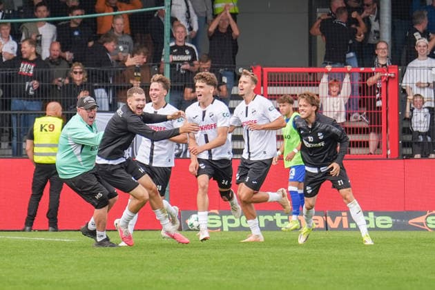 Deutschland: Fussball, 3. Liga, 5. Spieltag, Sportclub Arena Verl, SC Verl vs. SV Meppen: Tor von Janne Berner (SC Verl, 34) zum 2:1 für Verl. Jubel, Freude mit Orest Shala (Trainer, SC Verl). Copyright: xMichelxWittex