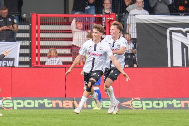 Deutschland: Fussball, 3. Liga, 5. Spieltag, Sportclub Arena Verl, SC Verl vs. SV Meppen: Tor von Janne Berner (SC Verl, 34) zum 2:1 für Verl. Jubel, Freude mit Orest Shala (Trainer, SC Verl). Copyright: xMichelxWittex