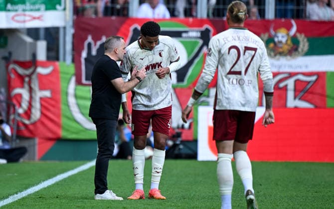 12.09.2026, xemx, Fussball 1.Bundesliga, FC Augsburg - Bayer 04 Leverkusen v.l. Cheftrainer Manuel Baum (FC Augsburg), Noahkai Banks (FC Augsburg) gibt Anweisungen, gestikuliert mit den Armen, gesticulate, gives instructions (DFL DFB REGULATIONS PROHIBIT ANY USE OF PHOTOGRAPHS as IMAGE SEQUENCES and or QUASI-VIDEO) Augsburg *** September 12, 2026, xemx, Soccer, Bundesliga 1, FC Augsburg vs. Bayer 04 Leverkusen – Head Coach Manuel Baum, FC Augsburg, Noahkai Banks of FC Augsburg gives instructions, gesturing with his arms, gesticulate, gives instructions DFL DFB REGULATIONS PROHIBIT ANY USE OF PHOTOGRAPHS as IMAGE SEQUENCES and or QUASI-VIDEO Augsburg