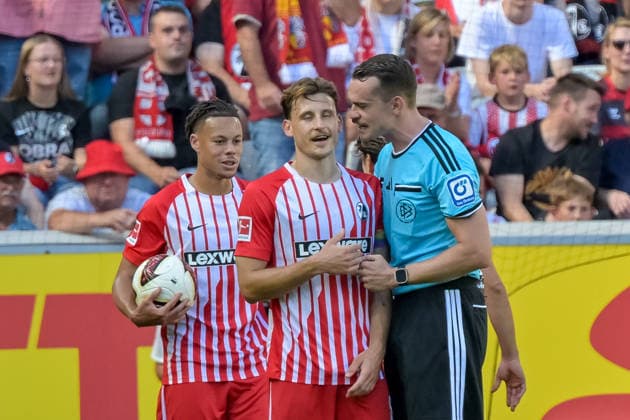 Richard Hempel (Schiedsrichter) spricht mit Maximilian Eggestein (SC Freiburg, 08) GER, SC Freiburg vs Bor. Moenchengladbach, Fussball, Bundesliga, 3. Spieltag, Saison 2026 2027, 12.09.2026 DFL DFB REGULATIONS PROHIBIT ANY USE OF PHOTOGRAPHS AS IMAGE SEQUENCES AND OR QUASI-VIDEO GER, SC Freiburg vs Bor. Moenchengladbach, Fussball, Bundesliga, 3. Spieltag, Saison 2026 2027, 12.09.2026 Freiburg *** Referee Richard Hempel speaks with Maximilian Eggestein of SC Freiburg, 08 GER, SC Freiburg vs. Borussia Mönchengladbach, soccer, Bundesliga, Matchday 3, 2026–2027 season, September 12, 2026 DFL and DFB regulations prohibit any use of photographs as image sequences and or quasi-video (GER), SC Freiburg vs. Borussia Mönchengladbach, Soccer, Bundesliga, Matchday 3, 2026–2027 Season, September 12, 2026, Freiburg Copyright: xEibner-Pressefotox EP_THS